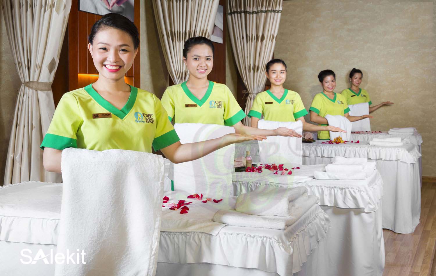 doi ngu nhan vien spa