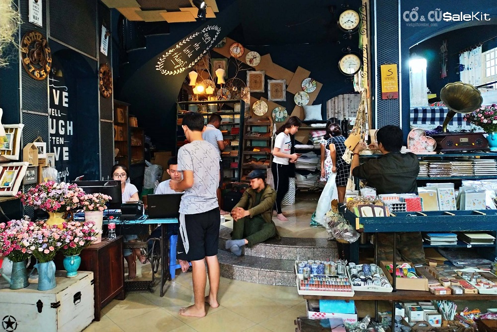 Kinh doanh cửa h&agrave;ng lưu niệm