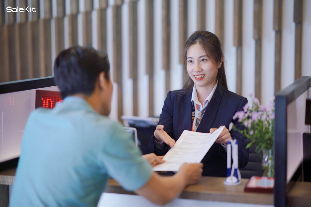 nh&acirc;n vi&ecirc;n chăm s&oacute;c kh&aacute;ch h&agrave;ng