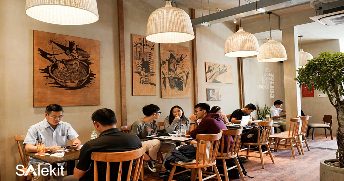 nhom khach hang den quan cafe