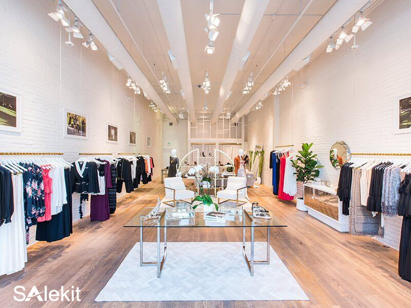 trang tri shop quan ao dien tich nho